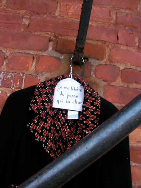 veste Chanel en laine noire, rouge et or.
